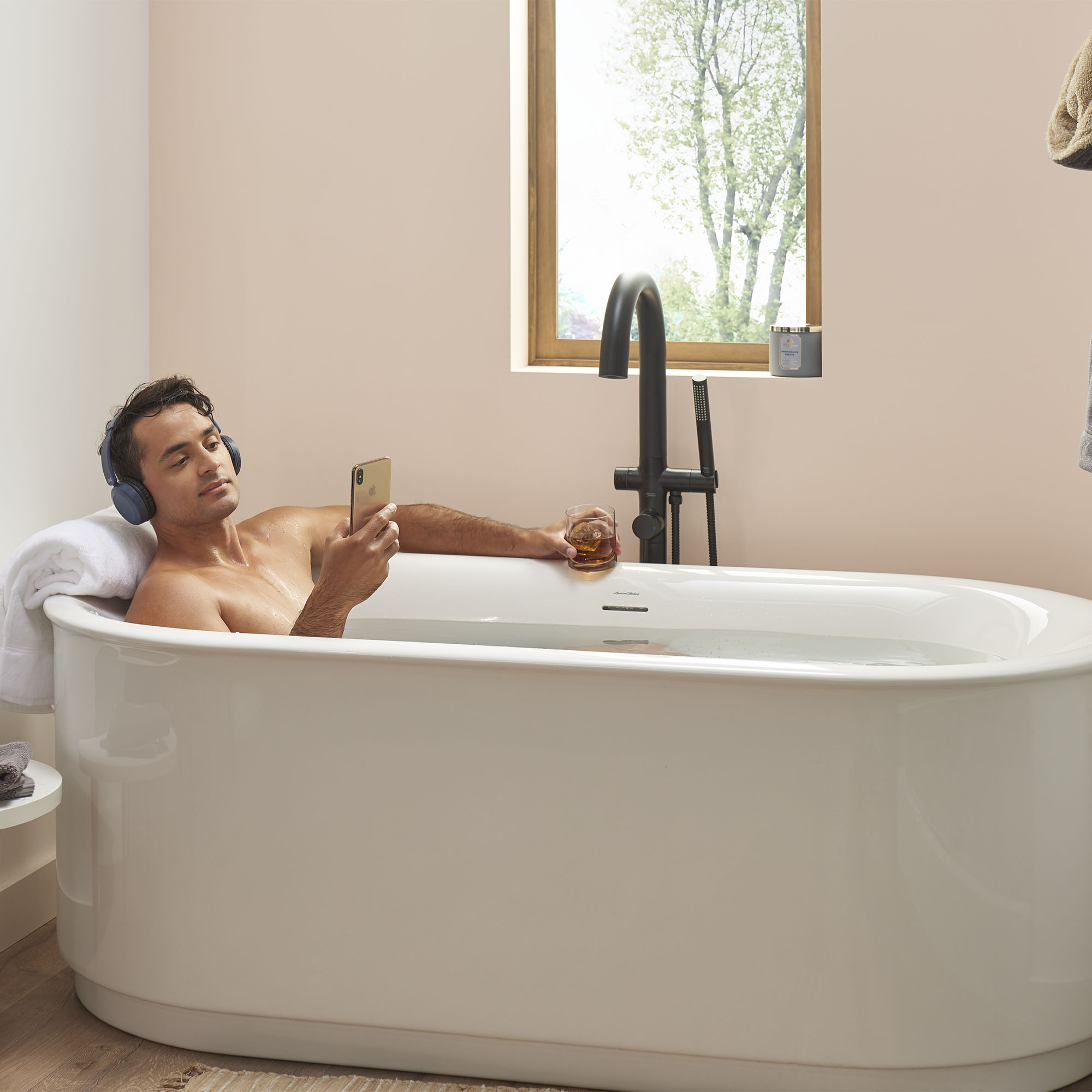 Contemporary Round Freestanding Bathtub With Lever Handle Faucet for Flash® Rough-In Valve